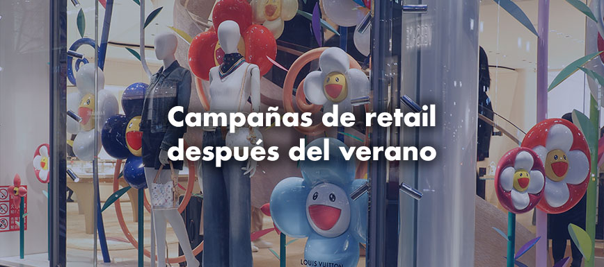 Fachada de una boutique de moda con maniquíes.
